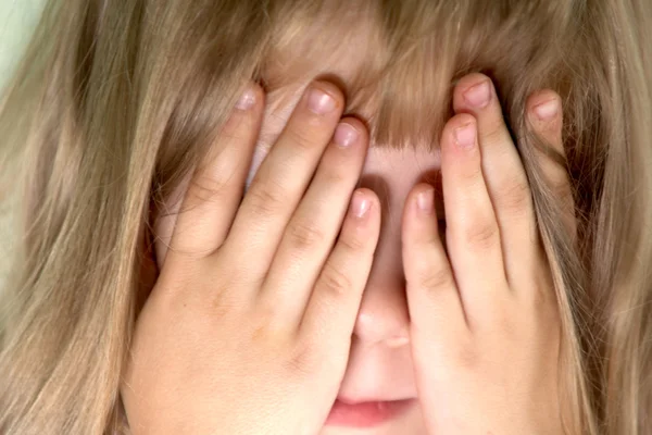 Dívka schovává tvář — Stock fotografie