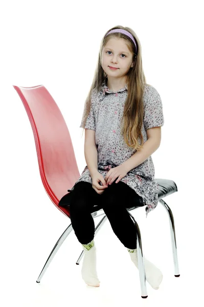 Flicka sitter på stol — Stockfoto