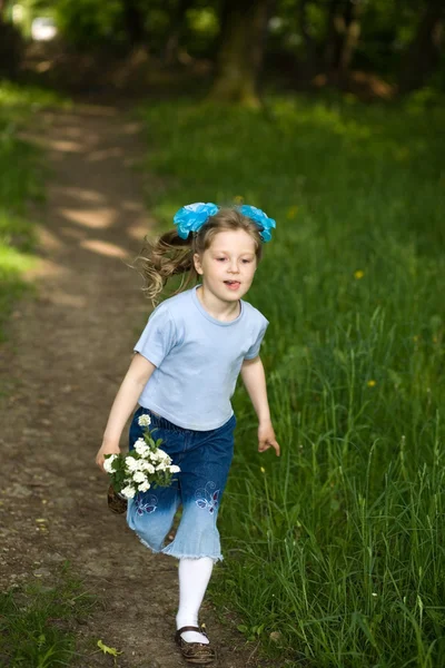 Девушка в летнем парке — стоковое фото