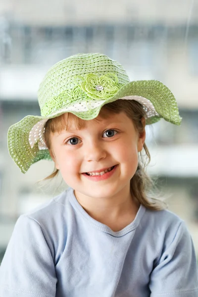 Jong meisje in een hoed — Stockfoto