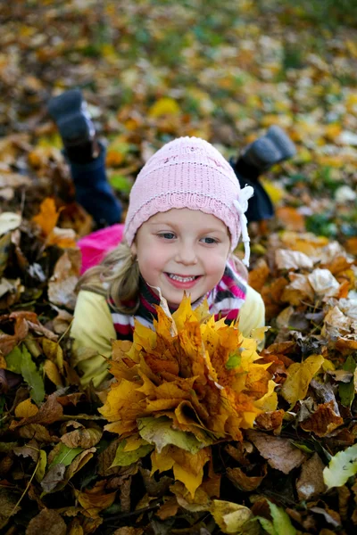 Kislány az őszi parkban — Stock Fotó