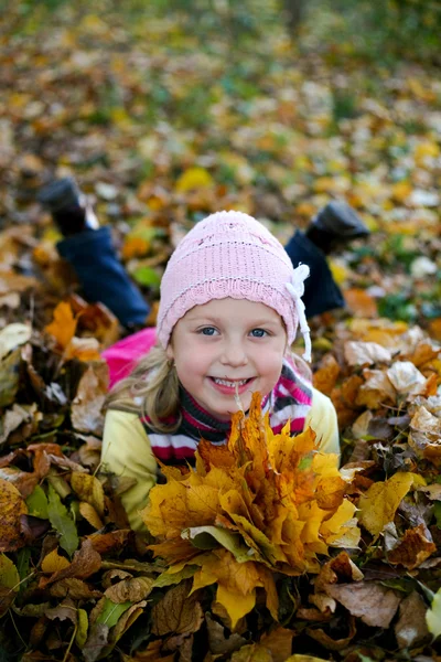 공원에 있는 어린 소녀 — 스톡 사진