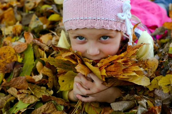 Retrato de niña en hojas —  Fotos de Stock