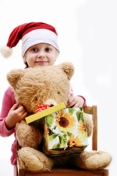 Pěkný dítě s dárkem — Stock fotografie