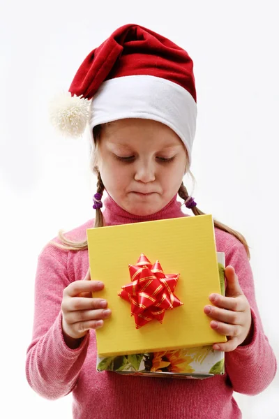 Pěkný dítě s dárkem — Stock fotografie