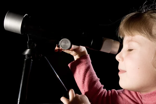 Девушка с телескопом — стоковое фото