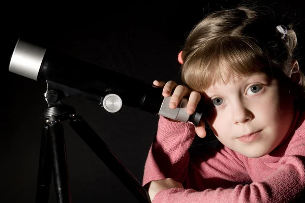 Девушка и телескоп — стоковое фото