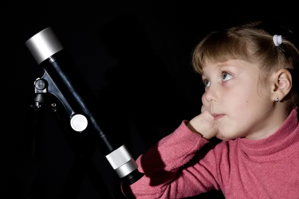 Menina e telescópio — Fotografia de Stock