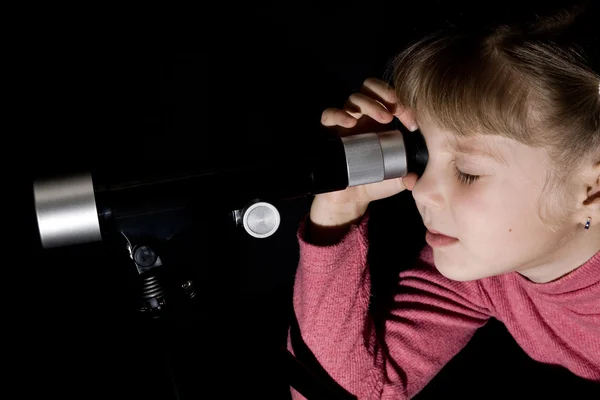 Menina com telescópio — Fotografia de Stock