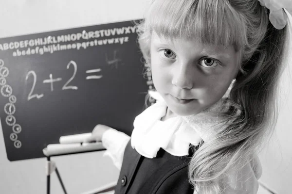 Kleines Mädchen in der Schule — Stockfoto