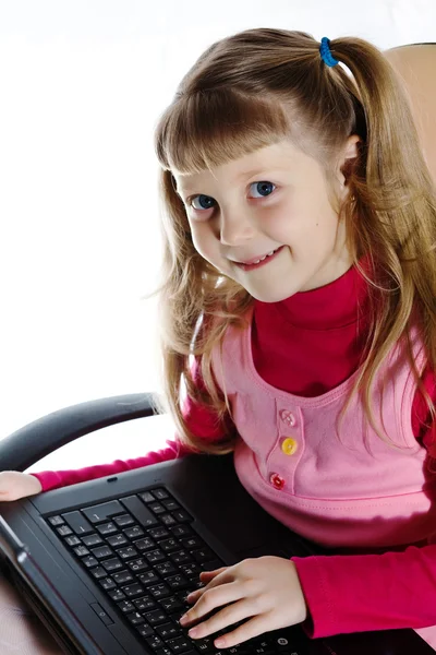 Souriante fille avec ordinateur portable — Photo