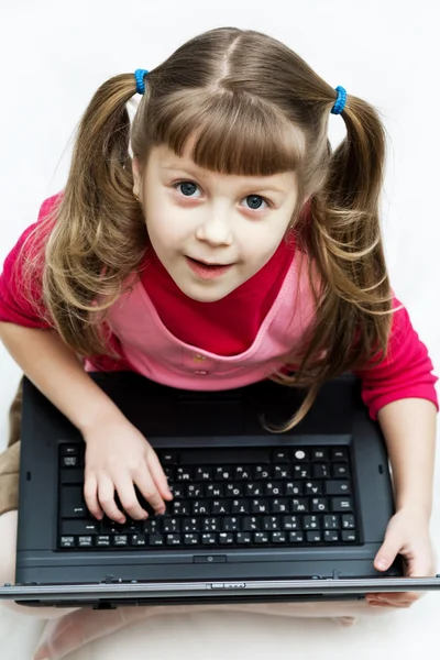 Leuk meisje met laptop — Stockfoto