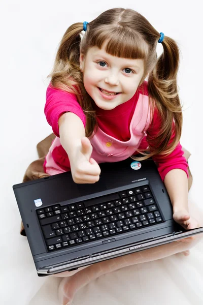 Mädchen und Laptop — Stockfoto