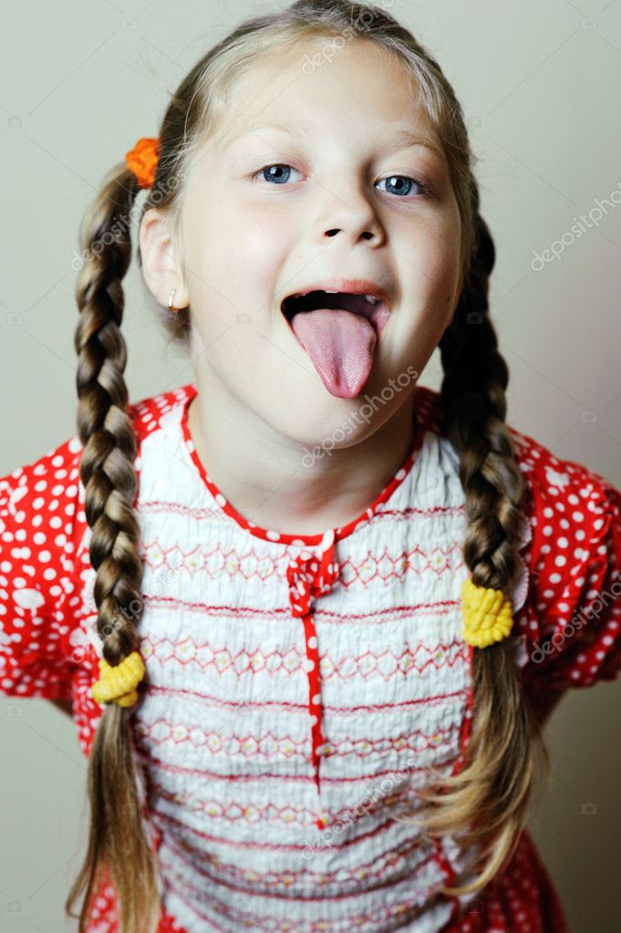 Kleines Mädchen in rot - Stockfotografie: lizenzfreie Fotos © velkol ...