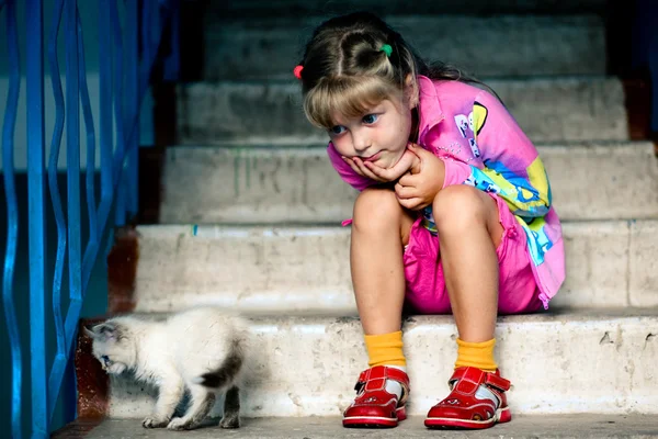 猫と素敵な女の子 — ストック写真