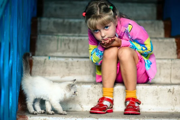 Sentado menina e gatinho — Fotografia de Stock