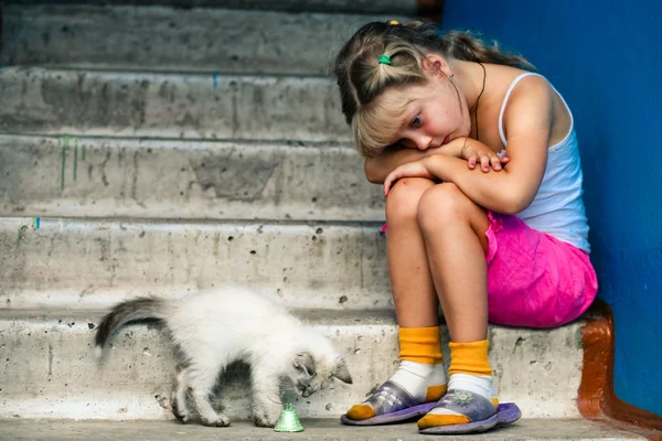 Sentado menina e gato — Fotografia de Stock