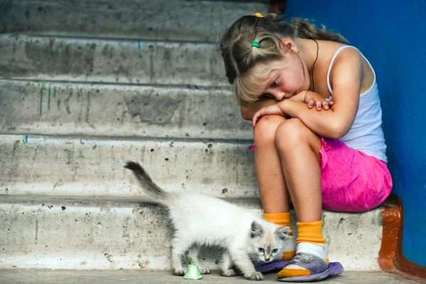 Sitting girl and cat — Stock Photo, Image