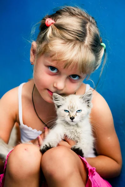Fille avec chaton — Photo