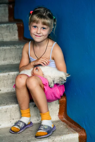 Flicka med kattunge — Stockfoto