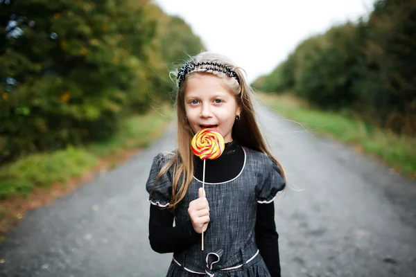 Девушка с конфетами — стоковое фото