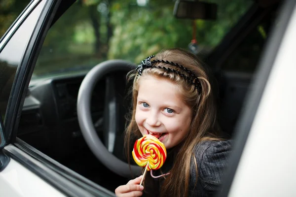 Κορίτσι σε αυτοκίνητο — Φωτογραφία Αρχείου