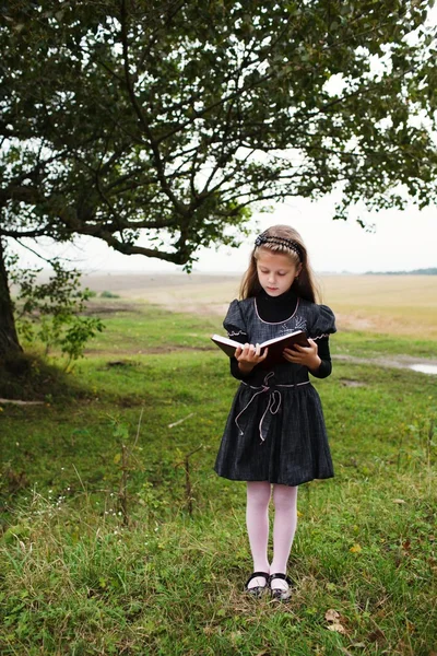 Dívka s knihou venku — Stock fotografie