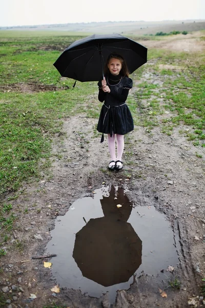 Menina com guarda-chuva preto — Fotografia de Stock