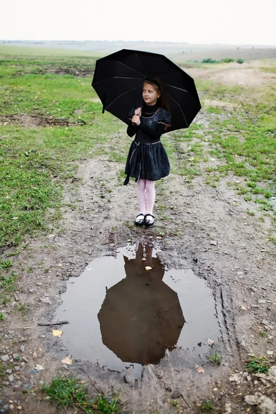 Menina com guarda-chuva grande — Fotografia de Stock