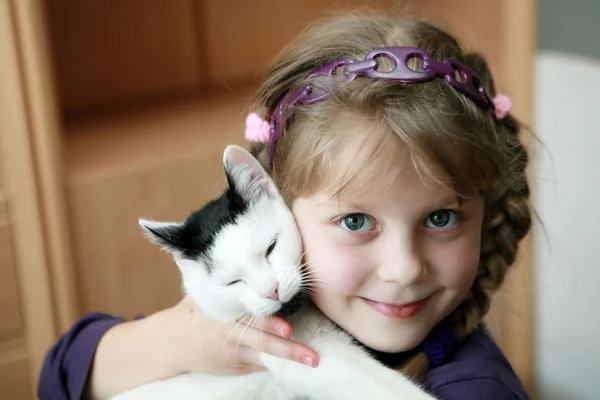 एक बिल्ली के साथ लड़की — स्टॉक फ़ोटो, इमेज