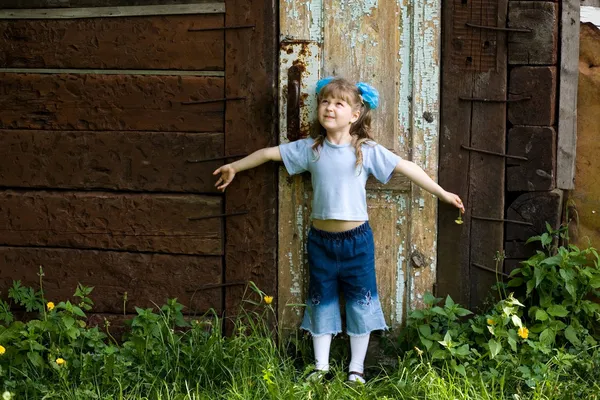 Meisje op oude deur — Stockfoto