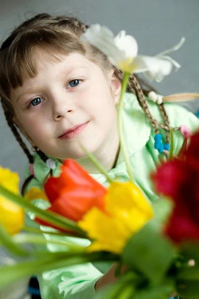 Dívka s tulipány — Stock fotografie