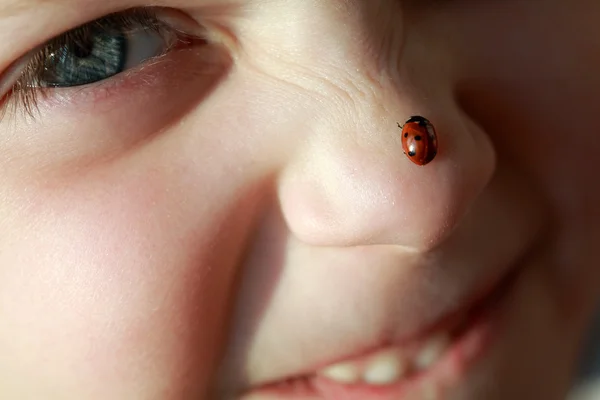 Girl and ladybird — Stock Photo, Image