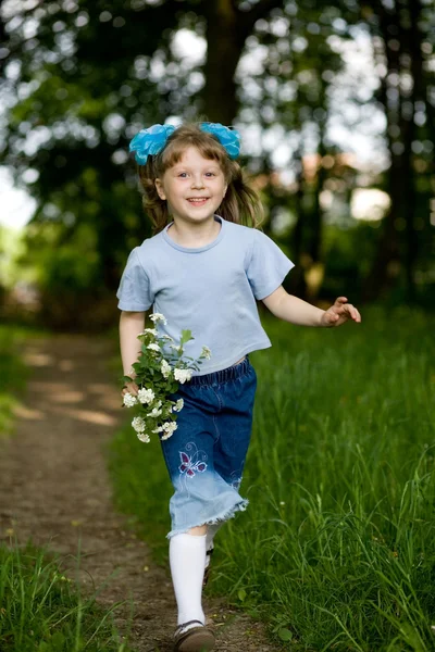 Menina correndo no parque — Fotografia de Stock