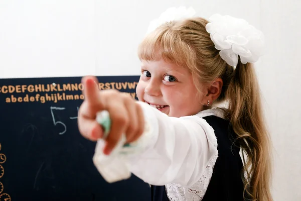 Kara tahta yakınındaki küçük kız — Stok fotoğraf