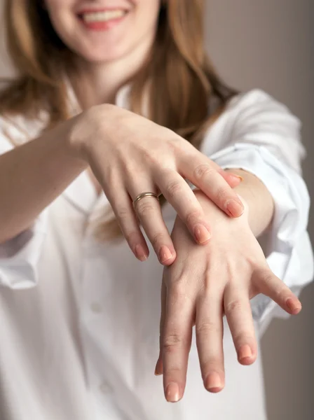 Una mujer mostrando sus manos — Foto de Stock