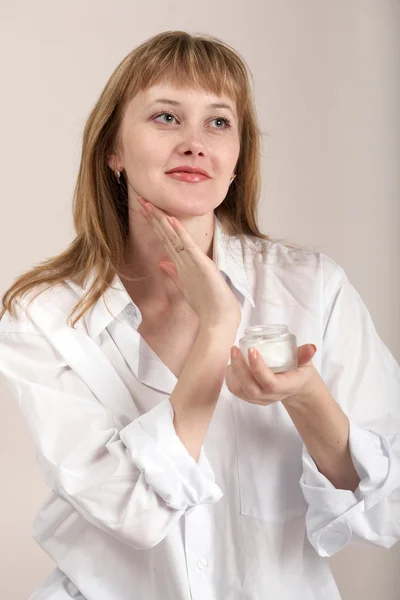 Mulher de camisa branca — Fotografia de Stock