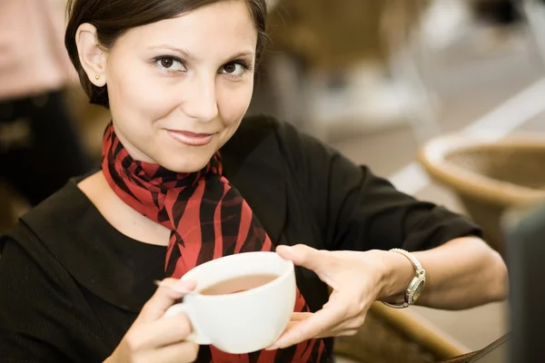 Frau mit Tee — Stockfoto