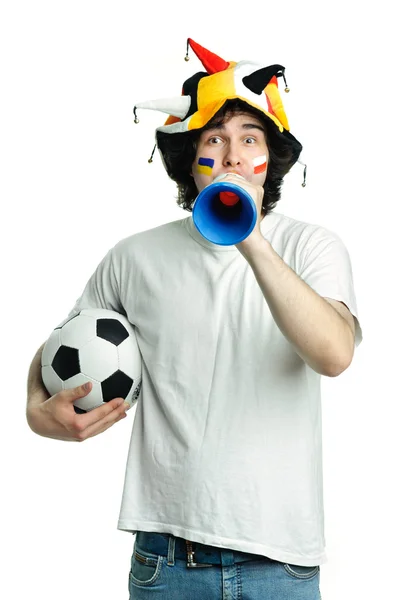 Fan piłki nożnej z piłką i trąbka — Zdjęcie stockowe
