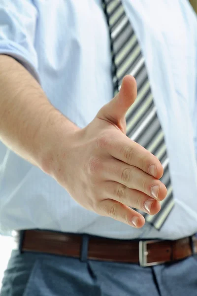 Biznesmen oferuje Handshake — Zdjęcie stockowe