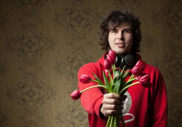 Młody człowiek z tulipany — Zdjęcie stockowe