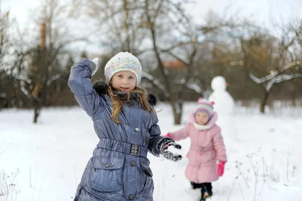 Chicas con muñeco de nieve —  Fotos de Stock