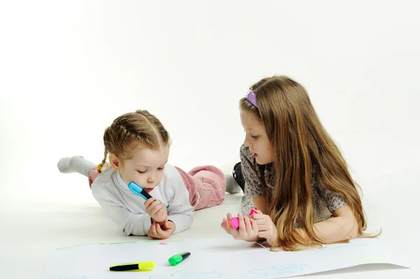 Zusters tekenen samen — Stockfoto