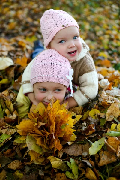 Sisters in yellow park — Stock Photo, Image