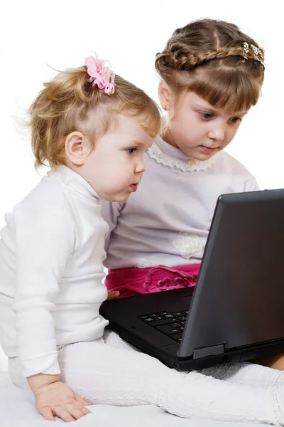 Две девушки с ноутбуком — стоковое фото