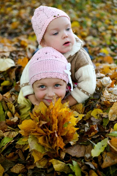 Sisters in a park — Stock Photo, Image