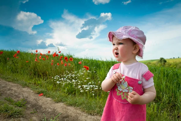 Dziewczynka na pasie między polem — Zdjęcie stockowe