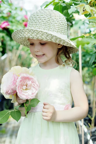Flicka i ett växthus — Stockfoto