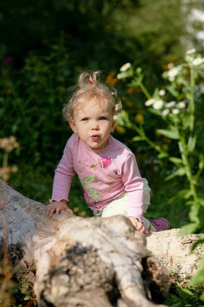 Bebê-menina ao ar livre — Fotografia de Stock