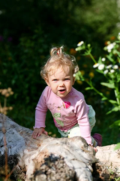 Baby-girl outdoors — Stock Photo, Image